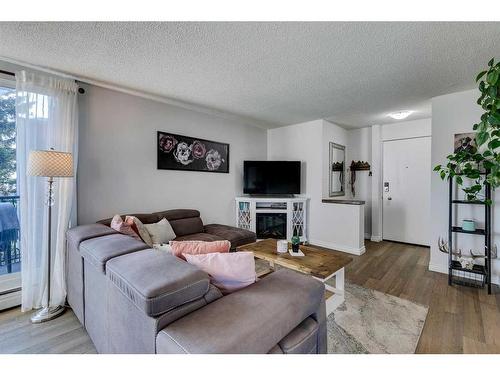 301-324 Cedar Crescent Sw, Calgary, AB - Indoor Photo Showing Living Room