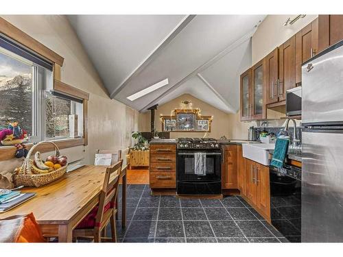 1275 Railway Avenue, Canmore, AB - Indoor Photo Showing Kitchen