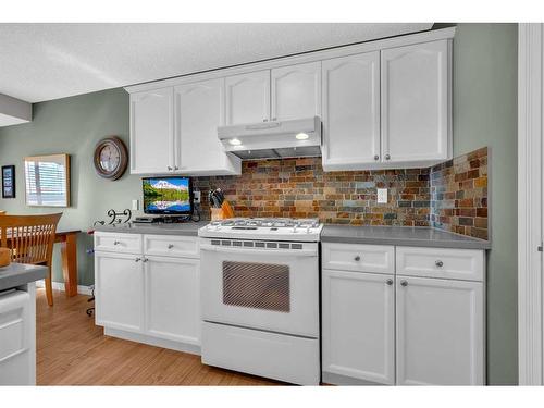 113 West Lakeview Crescent, Chestermere, AB - Indoor Photo Showing Kitchen