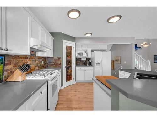 113 West Lakeview Crescent, Chestermere, AB - Indoor Photo Showing Kitchen