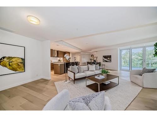 202-88 Waterfront Mews Sw, Calgary, AB - Indoor Photo Showing Living Room