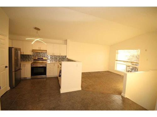 25 Martinvalley Road Ne, Calgary, AB - Indoor Photo Showing Kitchen