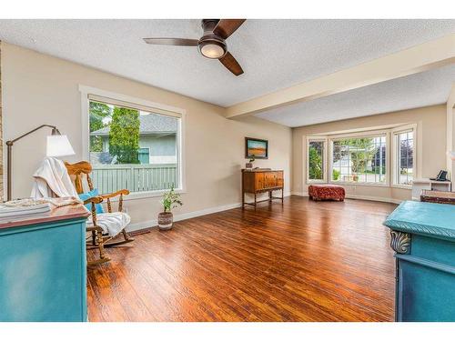 214 Diamond Court Se, Calgary, AB - Indoor Photo Showing Living Room