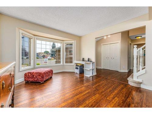 214 Diamond Court Se, Calgary, AB - Indoor Photo Showing Living Room