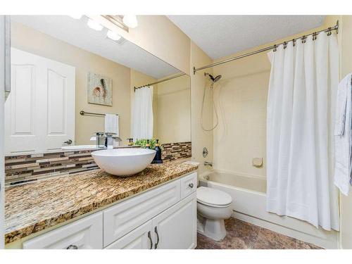 214 Diamond Court Se, Calgary, AB - Indoor Photo Showing Bathroom