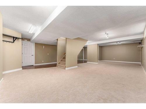 214 Diamond Court Se, Calgary, AB - Indoor