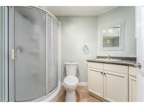 214 Diamond Court Se, Calgary, AB - Indoor Photo Showing Bathroom