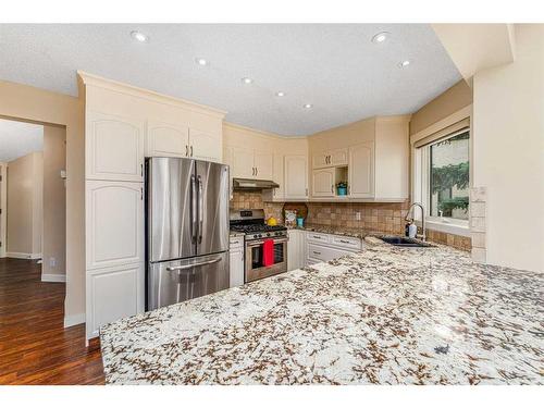 214 Diamond Court Se, Calgary, AB - Indoor Photo Showing Kitchen