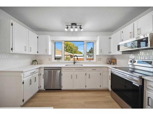 728 Mapleton Drive Se, Calgary, AB - Indoor Photo Showing Kitchen