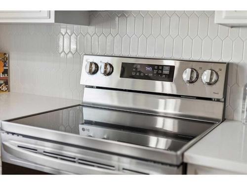 728 Mapleton Drive Se, Calgary, AB - Indoor Photo Showing Kitchen