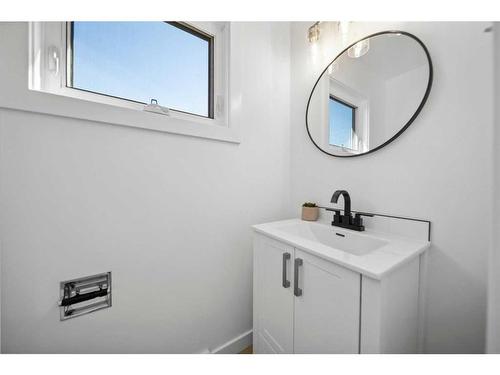 728 Mapleton Drive Se, Calgary, AB - Indoor Photo Showing Bathroom