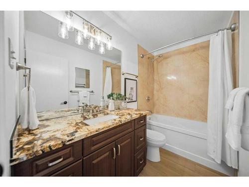 728 Mapleton Drive Se, Calgary, AB - Indoor Photo Showing Bathroom