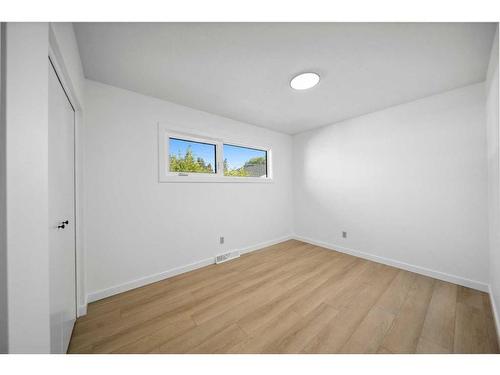 728 Mapleton Drive Se, Calgary, AB - Indoor Photo Showing Other Room