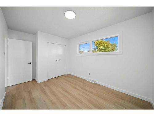 728 Mapleton Drive Se, Calgary, AB - Indoor Photo Showing Other Room