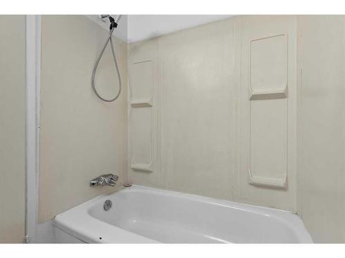 3803 44 Avenue Ne, Calgary, AB - Indoor Photo Showing Bathroom