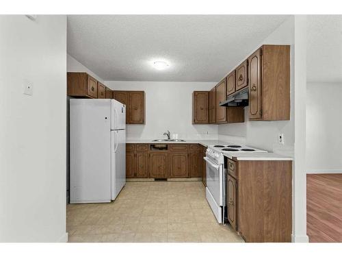 3803 44 Avenue Ne, Calgary, AB - Indoor Photo Showing Kitchen