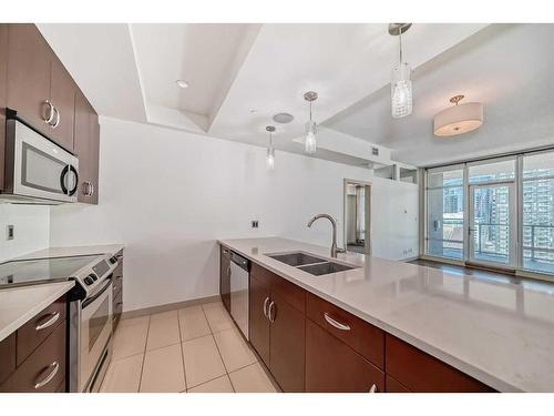 1703-530 12 Avenue Sw, Calgary, AB - Indoor Photo Showing Kitchen With Double Sink With Upgraded Kitchen