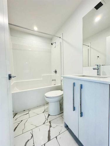 2304-395 Skyview Parkway Ne, Calgary, AB - Indoor Photo Showing Bathroom