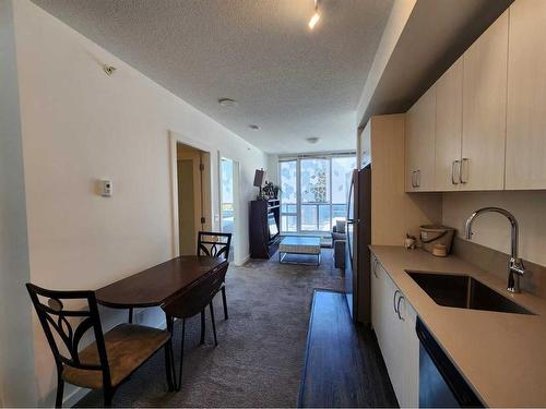 505-450 8 Avenue Se, Calgary, AB - Indoor Photo Showing Kitchen