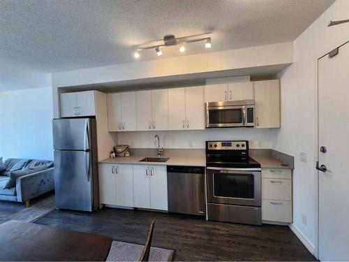 505-450 8 Avenue Se, Calgary, AB - Indoor Photo Showing Kitchen