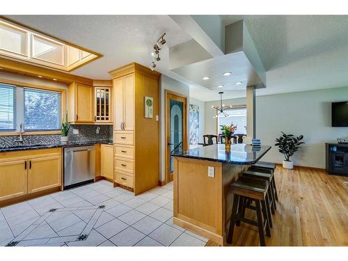 924 42 Street Se, Calgary, AB - Indoor Photo Showing Kitchen