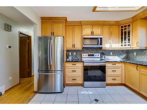 924 42 Street Se, Calgary, AB - Indoor Photo Showing Kitchen