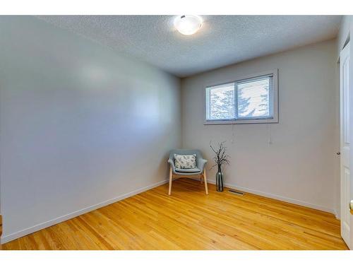 924 42 Street Se, Calgary, AB - Indoor Photo Showing Other Room