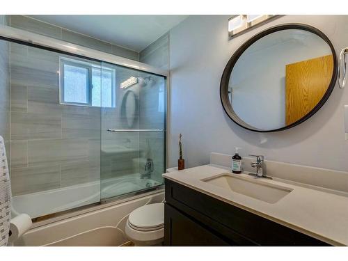 924 42 Street Se, Calgary, AB - Indoor Photo Showing Bathroom