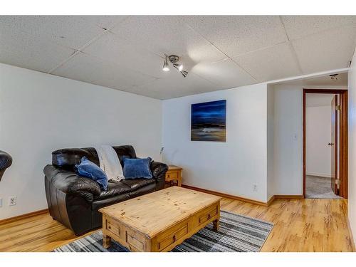 924 42 Street Se, Calgary, AB - Indoor Photo Showing Living Room