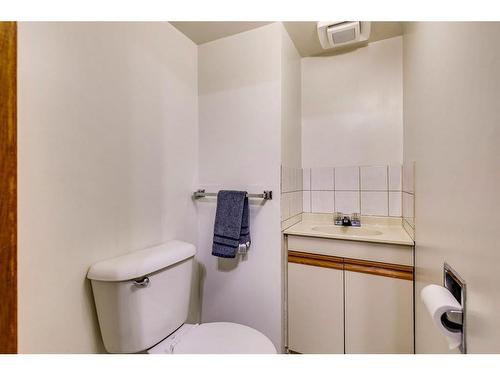 924 42 Street Se, Calgary, AB - Indoor Photo Showing Bathroom