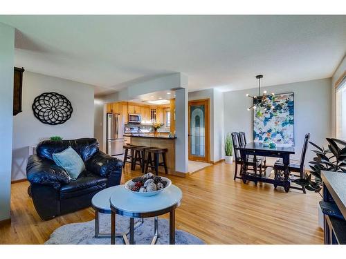 924 42 Street Se, Calgary, AB - Indoor Photo Showing Living Room