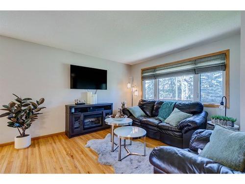 924 42 Street Se, Calgary, AB - Indoor Photo Showing Living Room