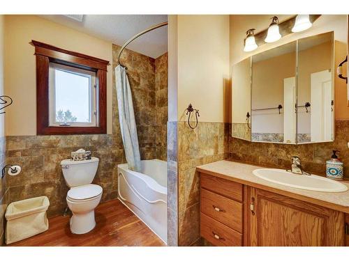 254041 Twp Road 252, Strathmore, AB - Indoor Photo Showing Bathroom