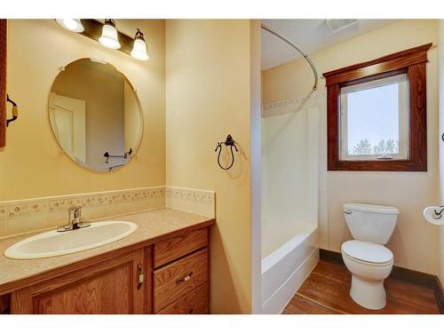 254041 Twp Road 252, Strathmore, AB - Indoor Photo Showing Bathroom