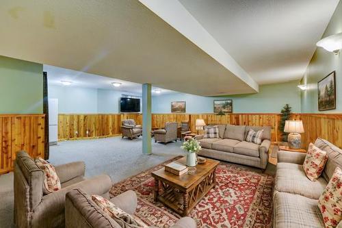 254041 Twp Road 252, Strathmore, AB - Indoor Photo Showing Living Room