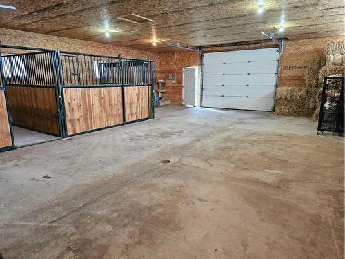 254041 Twp Road 252, Rural Wheatland County, AB - Indoor Photo Showing Garage