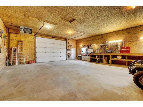 254041 Twp Road 252, Strathmore, AB - Indoor Photo Showing Garage