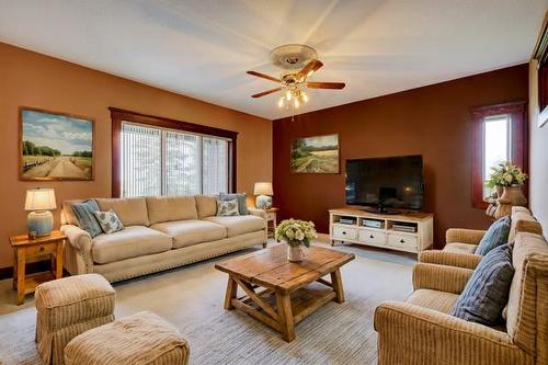 254041 Twp Road 252, Rural Wheatland County, AB - Indoor Photo Showing Living Room