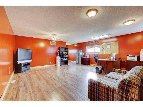 254041 Twp Road 252, Strathmore, AB - Indoor Photo Showing Living Room