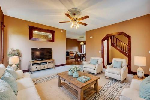 254041 Twp Road 252, Strathmore, AB - Indoor Photo Showing Living Room