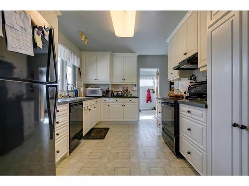 271058 Range Road 22, Rural Rocky View County, AB - Indoor Photo Showing Kitchen