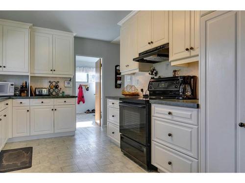 271058 Range Road 22, Rural Rocky View County, AB - Indoor Photo Showing Kitchen