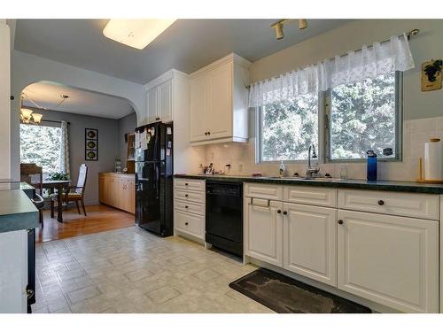 271058 Range Road 22, Rural Rocky View County, AB - Indoor Photo Showing Kitchen