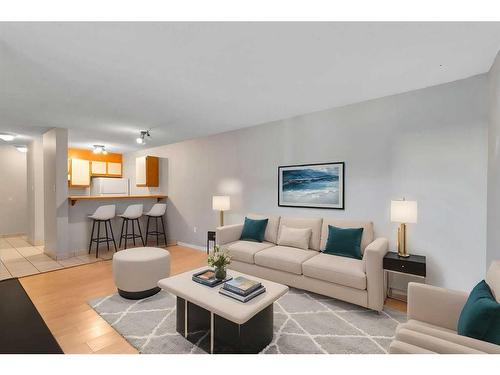 203-431 1 Avenue Ne, Calgary, AB - Indoor Photo Showing Living Room