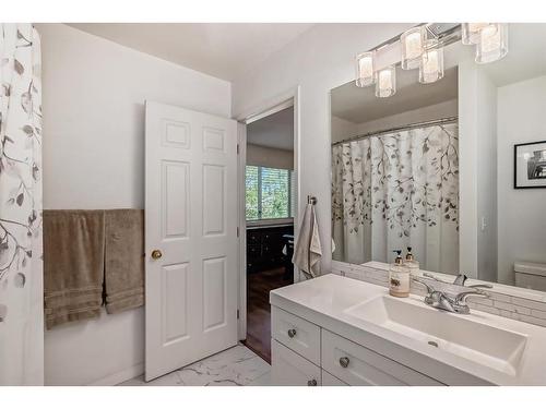 208 Scenic Acres Terrace Nw, Calgary, AB - Indoor Photo Showing Bathroom