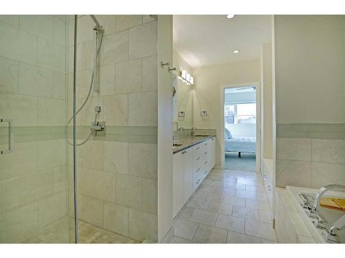 2018B 26A Street Sw, Calgary, AB - Indoor Photo Showing Bathroom