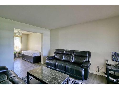 250 Coral Keys Court Ne, Calgary, AB - Indoor Photo Showing Living Room