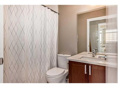 306-22 Auburn Bay Link Se, Calgary, AB - Indoor Photo Showing Bathroom