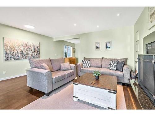 3619 3 Street Sw, Calgary, AB - Indoor Photo Showing Living Room