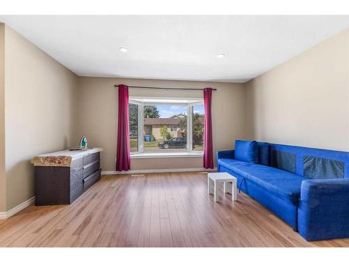 99 Abalone Way Ne, Calgary, AB - Indoor Photo Showing Living Room